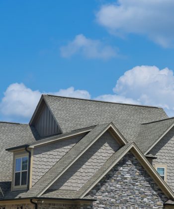 Roof construction of a building roof that is covered with new asphalt shingles